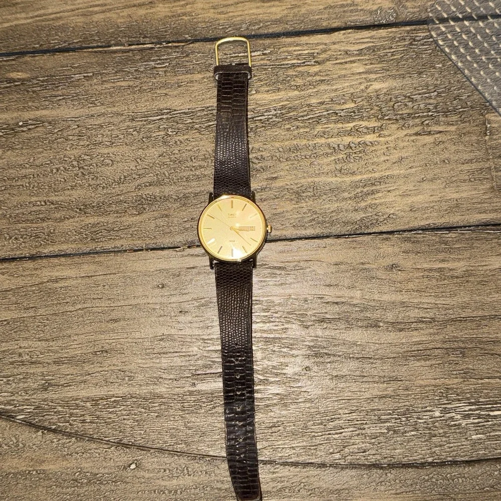 Vintage Timex Quartz Men's Day Date Gold Tone Dress Watch New Battery Running